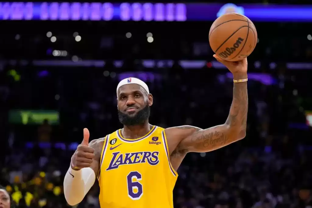 Alcohol Before a Hair Transplant: How It Affects Bleeding, Hydration and Graft Survival 4 lebron-james